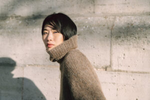 ソフトフォーカスで捉えたポートレート 白壁を背景に