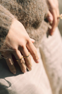 ソフトフォーカスで捉えたポートレート 白壁を背景に