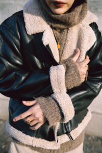 マニッシュコートと秋香る街を歩く女性の写真