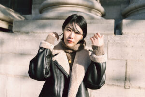 マニッシュコートと秋香る街を歩く女性の写真