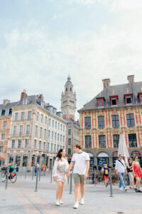 フランス北部 リールの街並みを背景に微笑むカップルフォト