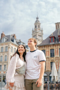 フランス北部 リールの街並みを背景に微笑むカップルフォト