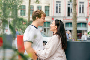 フランス北部 リールの街並みを背景に微笑むカップルフォト