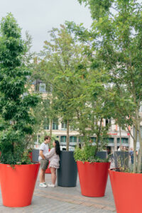 フランス北部 リールの街並みを背景に微笑むカップルフォト