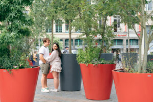 フランス北部 リールの街並みを背景に微笑むカップルフォト