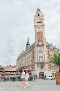 フランス北部 リールの街並みを背景に微笑むカップルフォト