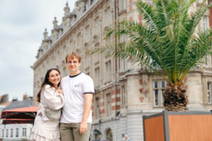 フランス北部 リールの街並みを背景に微笑むカップルフォト
