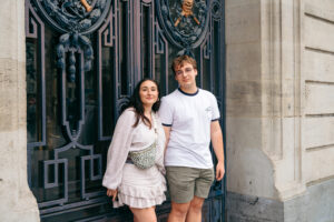 フランス北部 リールの街並みを背景に微笑むカップルフォト