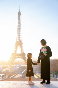 母と子が見つめ合う温かな家族の瞬間