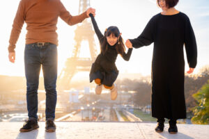 トロカデロ広場 朝日差し込む親子のファミリーフォト