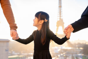 トロカデロ広場 朝日差し込む親子のファミリーフォト