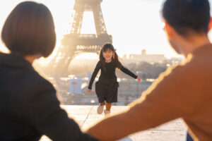 トロカデロ広場 朝日を背景に走る女の子