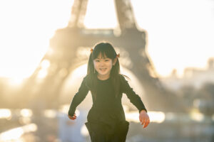 トロカデロ広場　朝日に包まれる女の子
