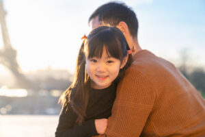 トロカデロ広場 朝日差し込む親子のファミリーフォト