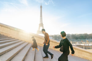トロカデロ広場 階段を駆け上がる親子のファミリーフォト