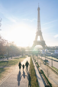 トロカデロ広場 エッフェル塔と親子3人の影