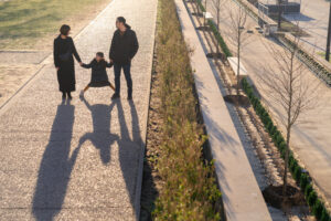 トロカデロ広場 エッフェル塔と親子3人の影