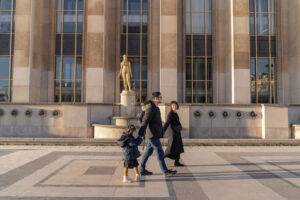 トロカデロ広場 親子3人が自然に歩く様子