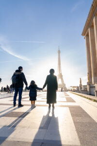 トロカデロ広場 エッフェル塔と親子3人の影