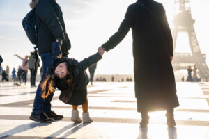 トロカデロ広場 エッフェル塔と親子3人の影