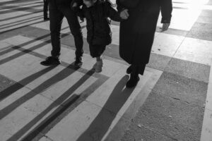 トロカデロ広場 親子3人の影