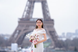 淡いピンクのブーケを持つ花嫁とエッフェル塔