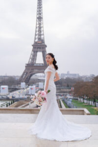 淡いピンクのブーケを持つ花嫁とエッフェル塔