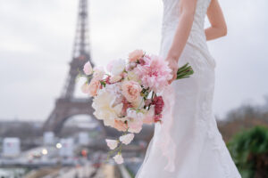 淡いピンクのブーケとエッフェル塔