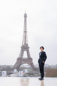 花婿とエッフェル塔　雨のトロカデロ広場