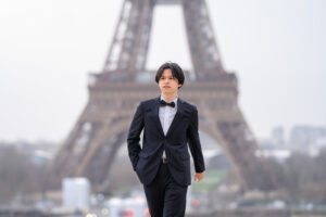 花婿とエッフェル塔　雨のトロカデロ広場