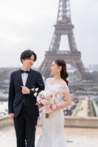 トロカデロ広場 雨上がりの石畳を歩くカップルフォト