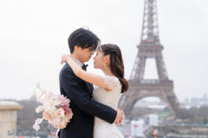 淡いピンクのブーケを持つ二人と水滴のある背景