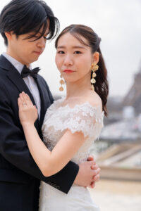 淡いピンクのブーケを持つ二人と水滴のある背景