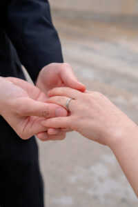 パリ　指輪を持つふたり　トロカデロ広場