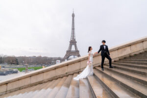 濡れた足元と歩くシルエットのカップル写真