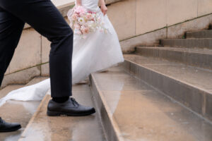 濡れた足元と歩くシルエットのカップル写真