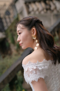 花嫁の美しい横顔　強いまなざし