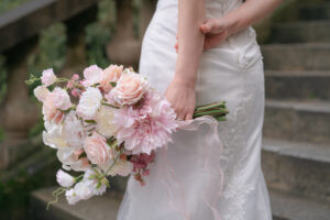 淡いピンクのブーケ　ヨーロッパの階段