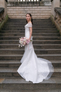 美しい花嫁のポートレート　パリの階段