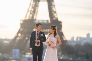 パリ トロカデロ広場を散歩するカップルの前撮り写真 自然な笑顔