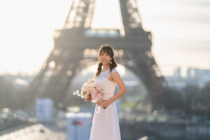 パリ トロカデロ広場を散歩するカップルの前撮り写真 自然な笑顔