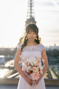 パリ トロカデロ広場を散歩するカップルの前撮り写真 自然な笑顔