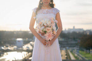 パリ トロカデロ広場を散歩するカップルの前撮り写真 自然な笑顔