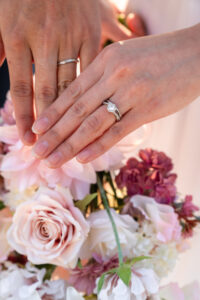 パリ トロカデロ広場を散歩するカップルの前撮り写真 指輪ショット