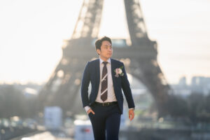 パリ トロカデロ広場を散歩するカップルの前撮り写真 自然な笑顔