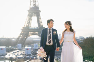 パリ エッフェル塔の前の前撮り写真 自然な笑顔