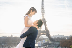 パリ エッフェル塔の前の前撮り写真 自然な笑顔