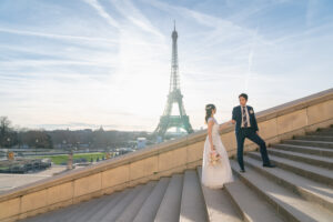 パリ エッフェル塔の前の前撮り写真 自然な笑顔