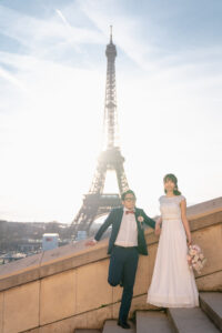 パリ エッフェル塔の前での前撮り写真 自然な笑顔