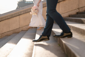 パリ エッフェル塔の前での前撮り写真 自然な笑顔